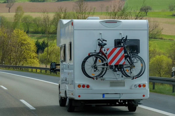 kamyonet ve karavan yolda.