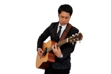 Gitar çalan adam.