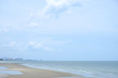 Boş sahil ve deniz.