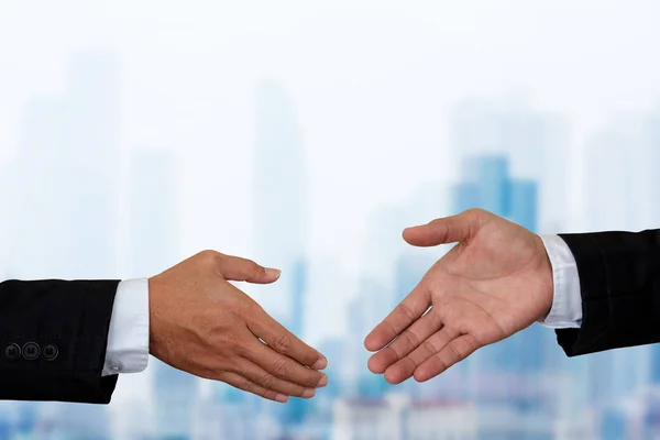 Δύο businessmans τινάξει το χέρι. — Φωτογραφία Αρχείου