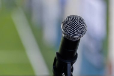 Görüntü arka plan üzerinde mikrofon.