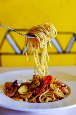 Spagetti çatalı scooping.