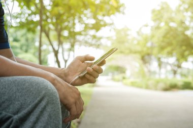 Adam müzik dinliyor..