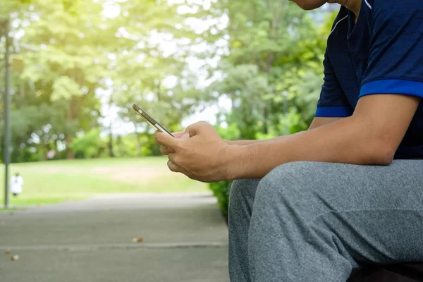 telefonu kullanan adam.