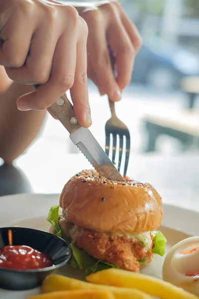Kızarmış tavuk hamburger yemek.