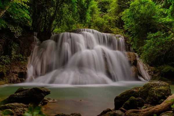 Ulusal parkta şelale