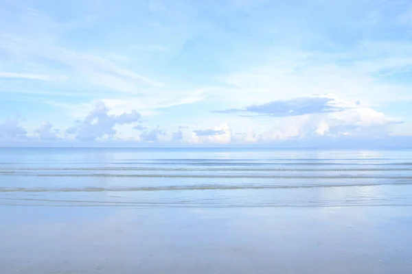 Schöner Strand und Meer. — Stockfoto