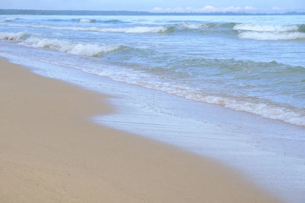 Les vagues ont frappé la plage . — Photo