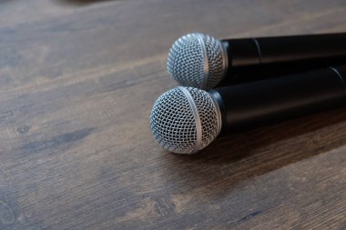 Masada iki adet mikrofon.