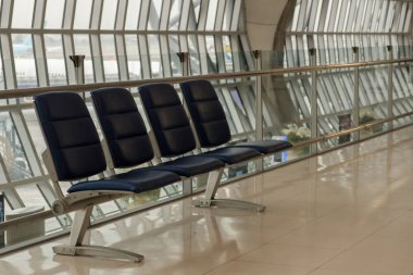 Koltuklar için bekleyen