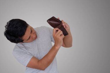 Adam cüzdana para bulma.