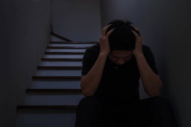 Adam otur ve umutsuzluk kafasıyla tutun.