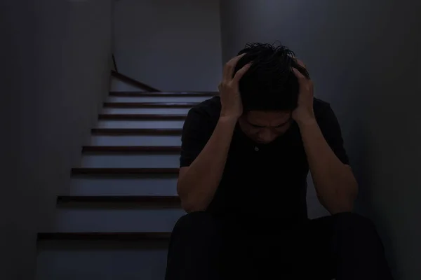 Adam otur ve umutsuzluk kafasıyla tutun.