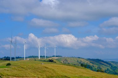 Güzel gökyüzü tepe üzerinde büyük türbin.
