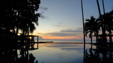 Yansıma havuzuna silueti.