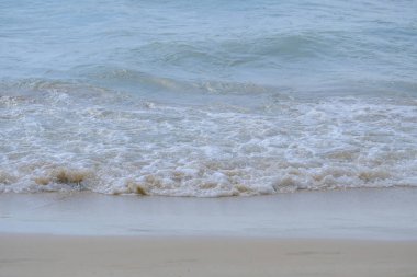 Dalgalar sahile.