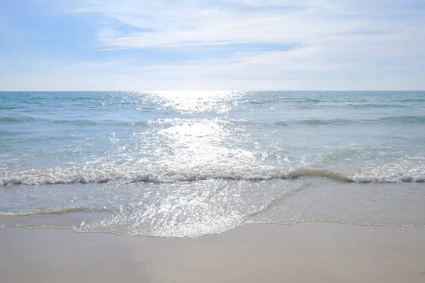 Les vagues ont frappé la plage . — Photo