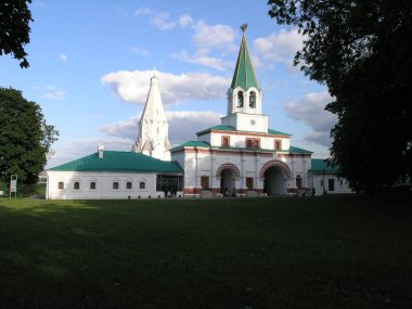 Moskova Müzesi mimari Kolomenskoe. Geçitte bir çan kulesi