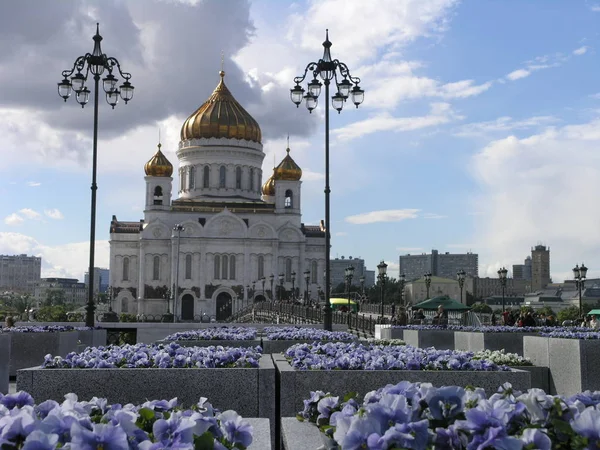 Moskva. Katedralen Kristus Frälsaren och blommorna — Stockfoto