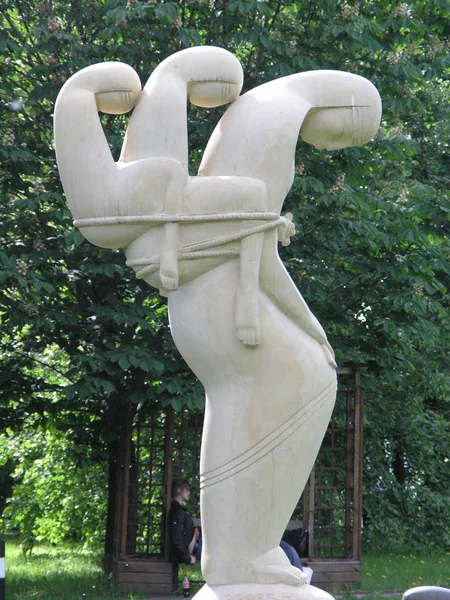 Modern monumental art. Sculpture in the Park of Moscow. — Stock Photo, Image