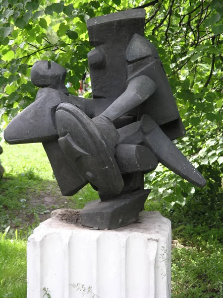 Moderne Monumentalkunst. Skulptur im Park von Moskau. — Stockfoto