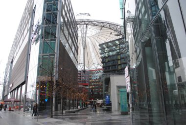 Berlin şehir mimarisi. Şehir manzarası.