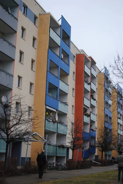 A arquitetura da cidade de Berlim. Um moderno edifício de apartamentos . — Fotografia de Stock
