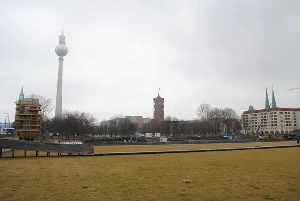 Η αρχιτεκτονική της πόλης του Βερολίνου. Στον ορίζοντα της πόλης. — Φωτογραφία Αρχείου