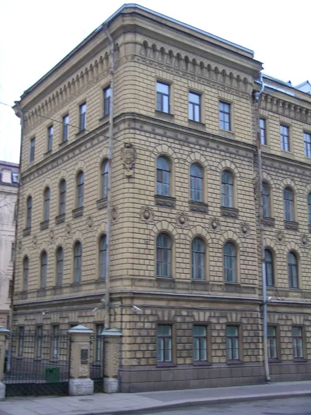 Un bâtiment d'angle de style éclectique avec une tour à l'intersection des quartiers centraux de Saint-Pétersbourg — Photo