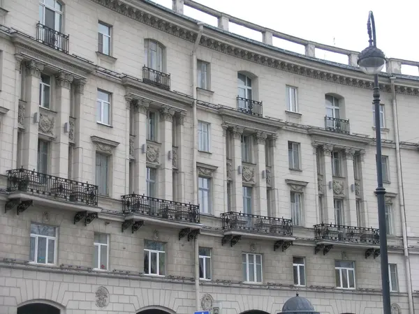 Sankt Petersburgs arkitektur. Det grå fragmentet av fasaden av ett hus. — Stockfoto