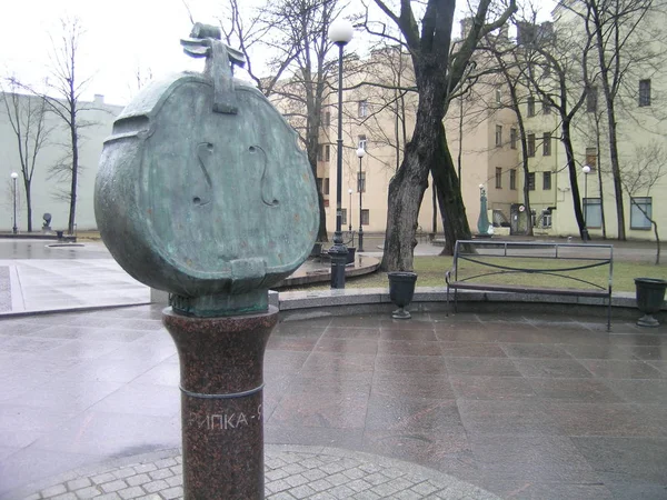 Modern street sculpture in the town of Petersburg. — Stock Photo, Image