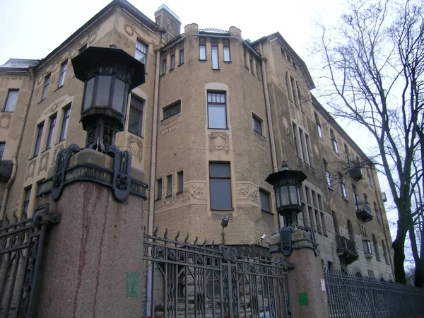 Ένα γωνιακό κτήριο στο εκλεκτικό ύφος με έναν πύργο στην διασταύρωση από τις κεντρικές συνοικίες της Αγίας Πετρούπολης — Φωτογραφία Αρχείου