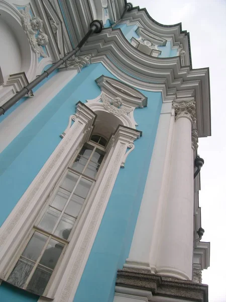Katedrála kláštera čtvrti Smolny v Petrohradě na jaře — Stock fotografie