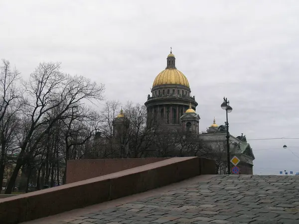 Sankt Petersburg, med utsikt över Isakskatedralen i höst — Stockfoto