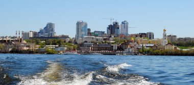 Samara Volga Nehri ile şehrin waterfront binaların görünümü