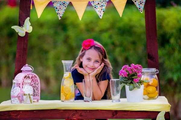 Fiatal lány limonádé stand — Stock Fotó