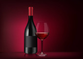 Vektorový obrázek láhev červeného vína s popiskem a celoskleněné pohár v fotorealistického stylu na červené tmavé pozadí. 3D realismus ilustrace
