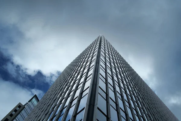 Edificio moderno con nubes — Foto de Stock