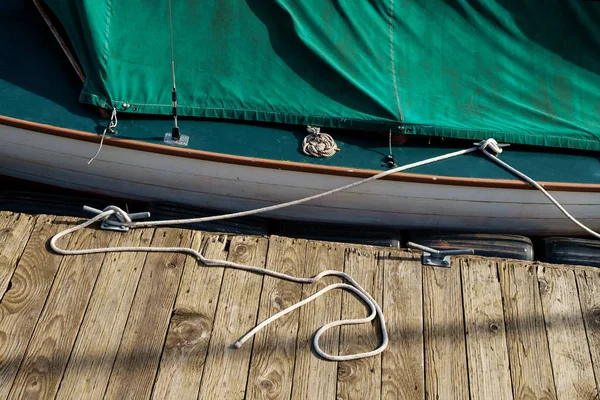 Barco pequeño atado en el muelle —  Fotos de Stock