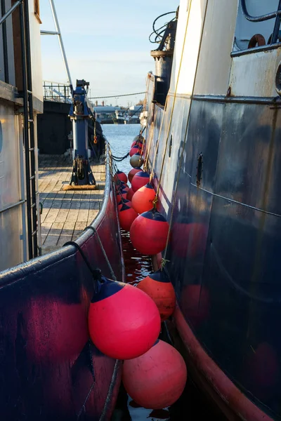 Barcos de pesca comercial atados juntos —  Fotos de Stock