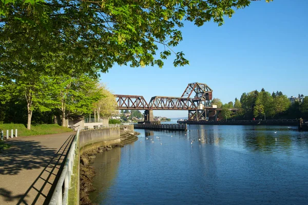 Eisenbahnzugbrücke über Einlass zur Lachsbucht, Seattle — Stockfoto