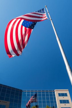 Amerika bayrağı ve cam highrise yansıması