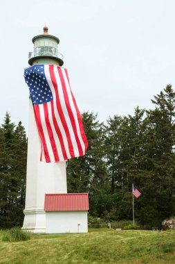 Büyük Amerikan bayrağı ile deniz feneri