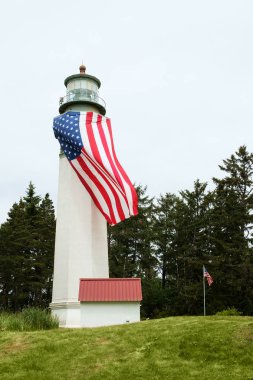 Büyük Amerikan bayrağı ile deniz feneri