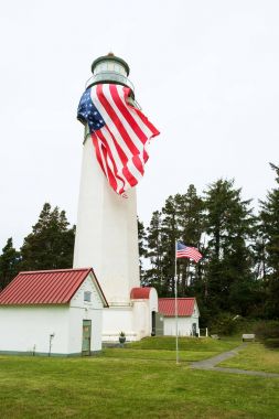 Büyük Amerikan bayrağı ile deniz feneri
