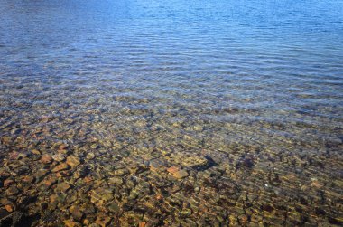 arka plan mavi deniz sarı taşlar