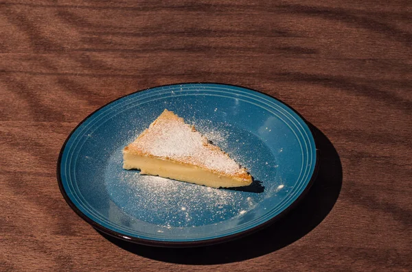 Japanischer Käsekuchen auf einem Teller, Nahaufnahme — Stockfoto