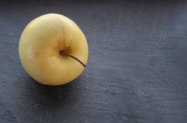 Taze elma ile hasır sepet.