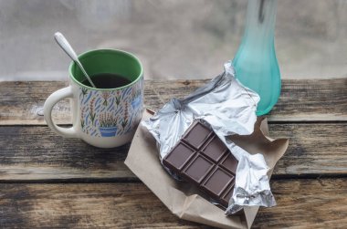 Natürmort. Fincan çay ve güneşli bahar ya da yaz sabahı kahvaltıda çikolata.