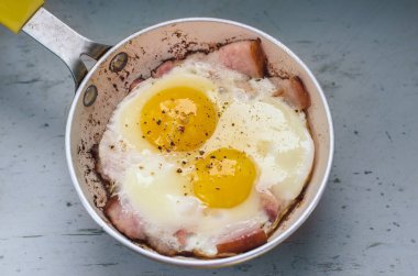 bir tavada iki sahanda yumurta